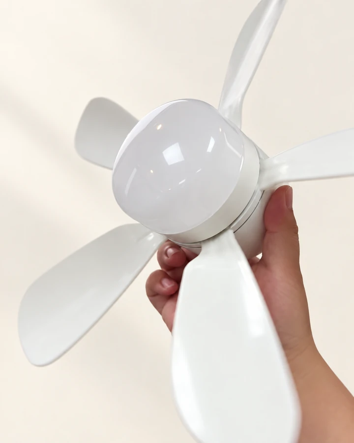 Ventilador de teto LED com cinco hélices brancas e cúpula de LED, segurado na mão
