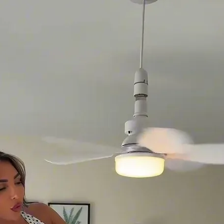 Ventilador no teto com luz fria acesa