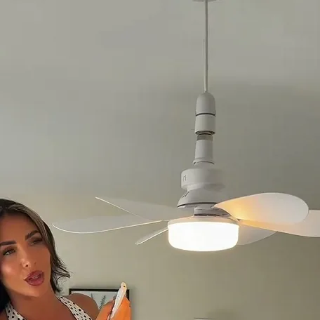 Ventilador no teto com luz quente acesa