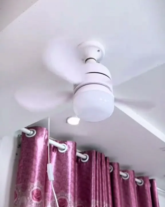 Ventilador LED girando no teto de um quarto à noite, com a luz acesa